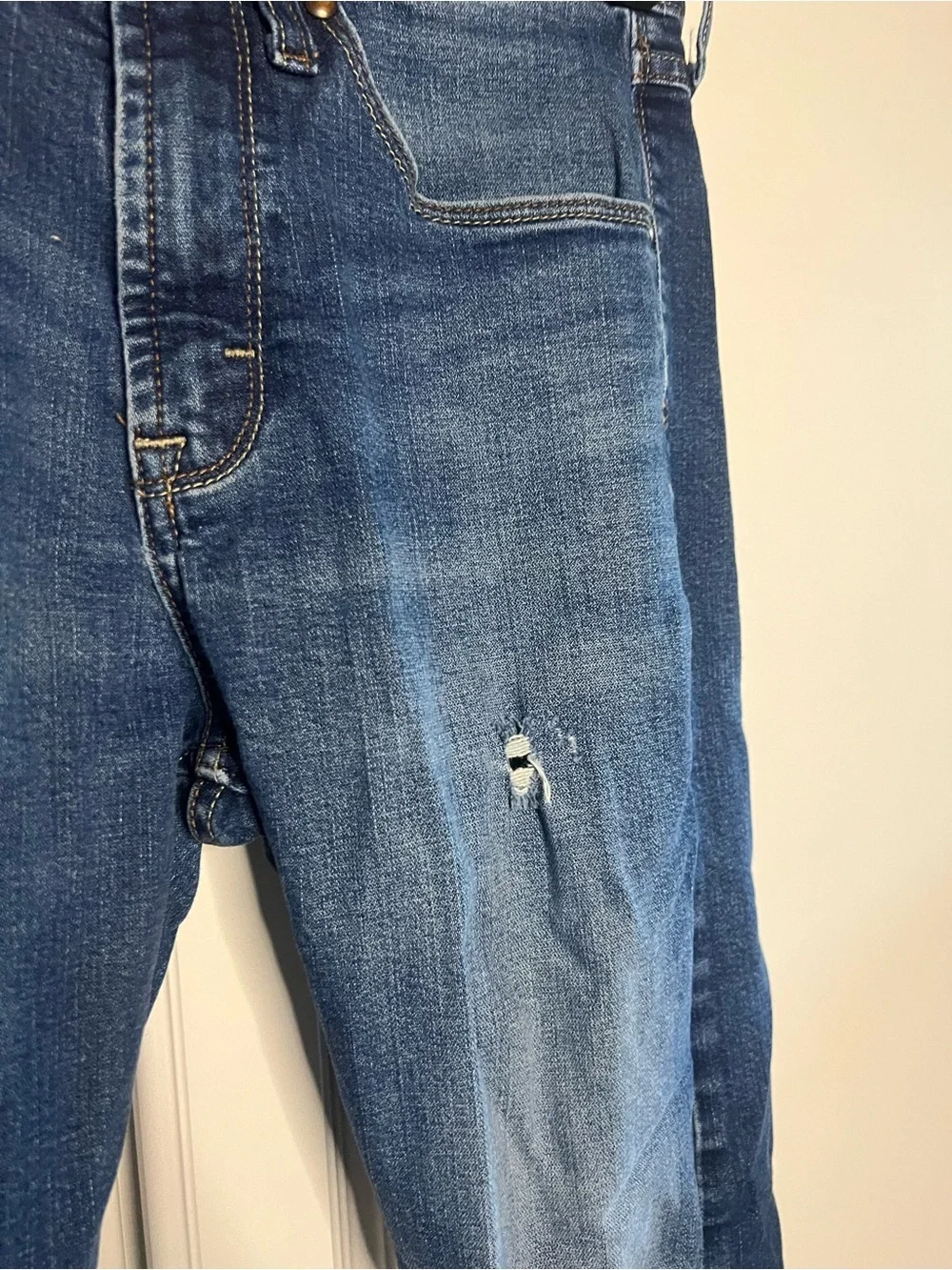 Wrangler Slim Straight Jeans 29x32 Medium Wash Distressed Men’s Denim